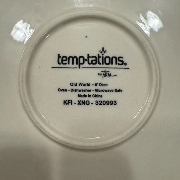 Temptations Tara HOLIDAY): 4 Salad/Dessert Plates, Santa, Fireplace, Red - Picture 3 of 3